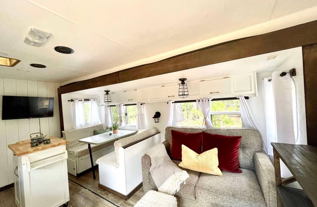SkyView Camper unwind in a natural setting minutes from downtown NC and the Yuba