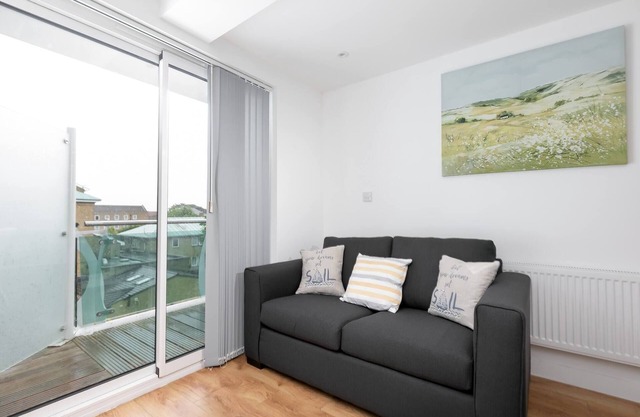 Skyvillion 2-Zimmer-Wohnung in Enfield mit Balkon – Parkplatz