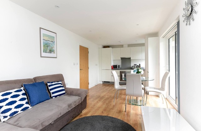 Skyvillion Tower Point Enfield 1 Schlafzimmer mit Balkon