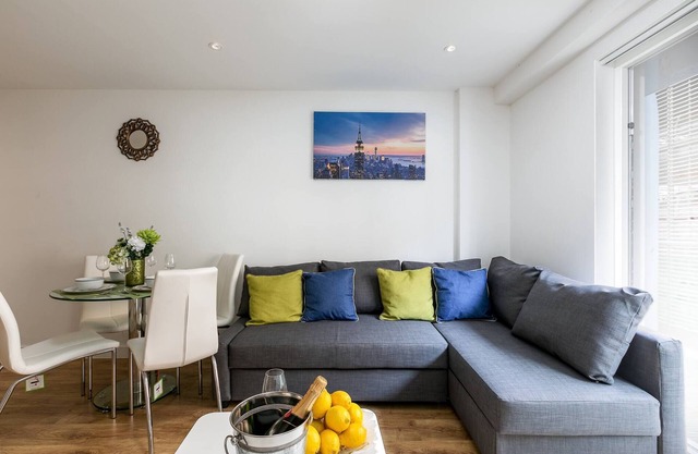 Skyvillion - Tower Point Enfield, 2 Schlafzimmer, Balkon