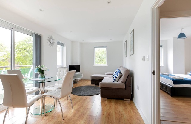 Skyvillion - Tower Point Enfield 1-Zimmer-Wohnung mit Balkon