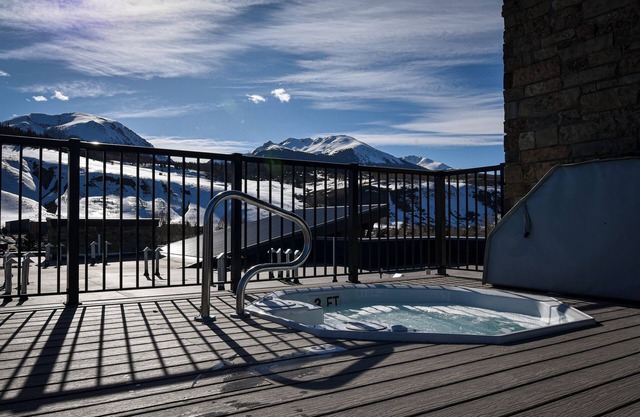 Skywalk Flats Amphitheater Retreat: Downtown, Hot Tubs