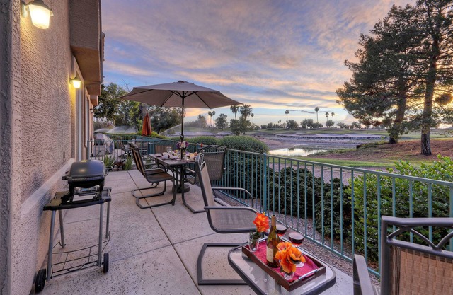 Superstition Lakes 2 BR Eigentumswohnung; Golf Ansichten; Gated Community mit beheiztem Pool & Spa