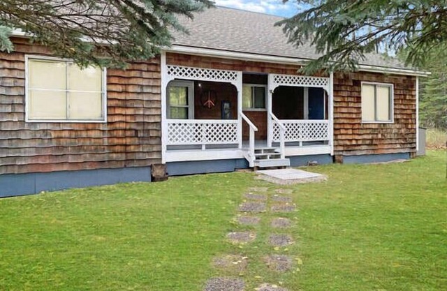 Slainte - Cottage located near Downtown La Pointe with Screened-in Porch!