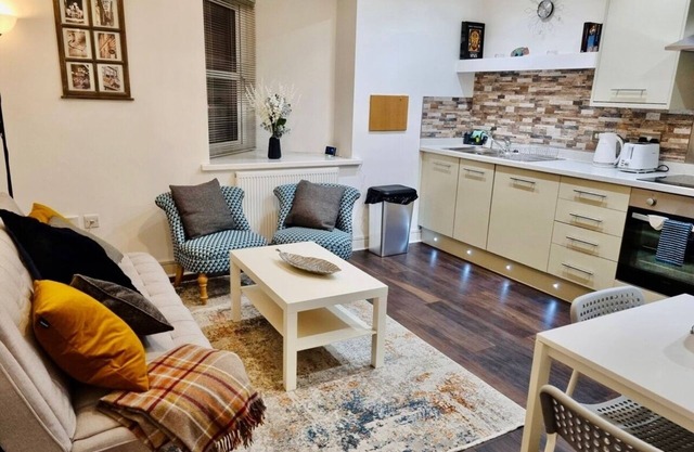Sleek 1 bedroom apartment with elegant décor close to Maidstone town centre