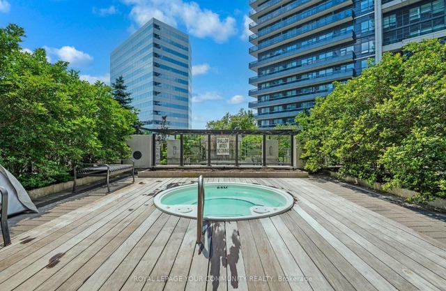 Sleek 1BR & Sttudy Condo - CN Tower, Skyline view - North York