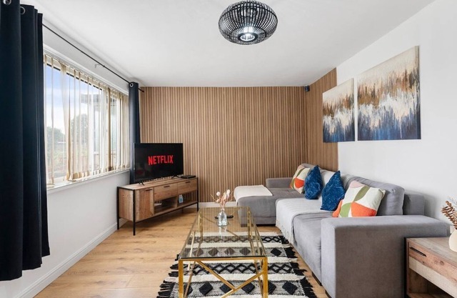 Sleek and Stylish 3 Bed House - Great Location
