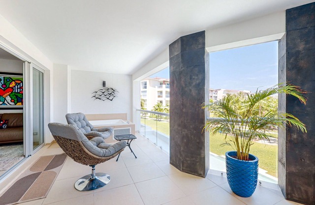 Sleek apartment with washer/dryer, full kitchen, furnished terrace, on-site pool