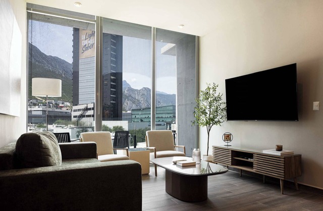 Sleek Apartment with Mountain views, Pool & Gym