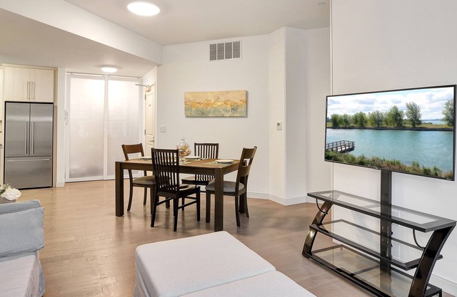 Sleek Buffalo /Niagara Condo with free parking- 9 mins to Buffalo General Hospital
