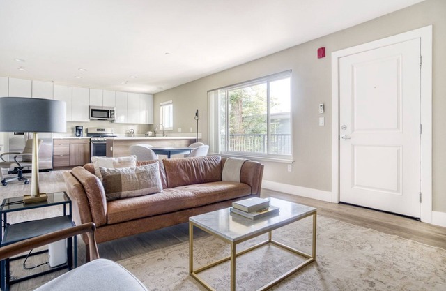 Sleek Campbell 2BR w/ Pool, Gym & Spa, walk to WF & TJ, by Blueground