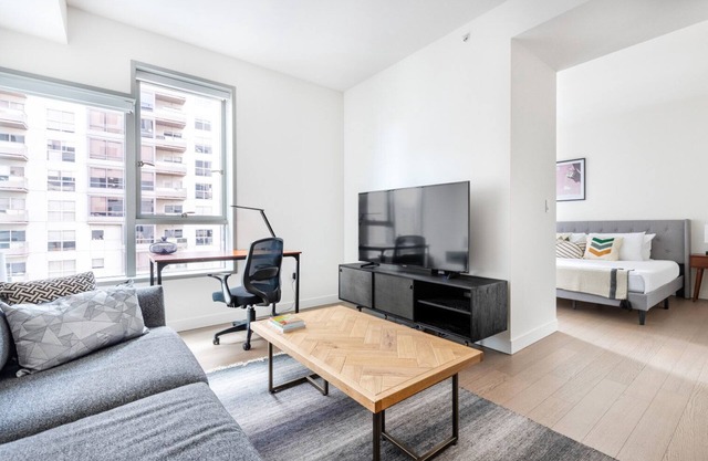 Sleek Downtown 1BR w/ Gym, Doorman, Metro Center, by Blueground (LAX371)