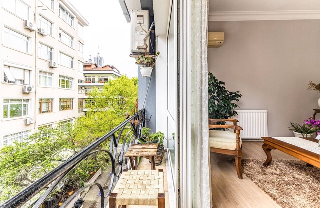 Sleek Flat w French Balcony at heart of Kadıkoy