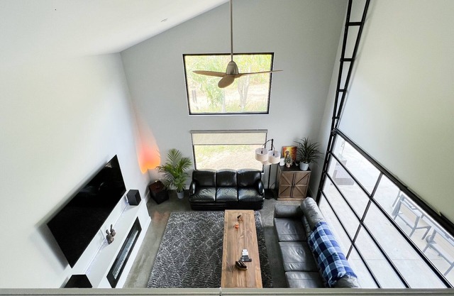 Sleek forest retreat: karaoke, spa, campfire, pool table, grill, outdoor games