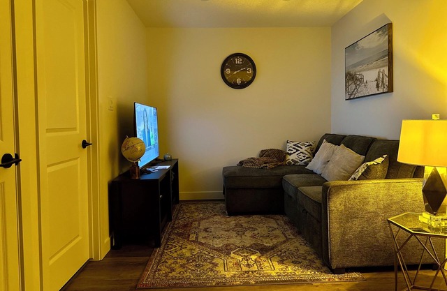 Sleek Guest Retreat | 16 - 20 mins to YEG & WEM | Cozy Comfort