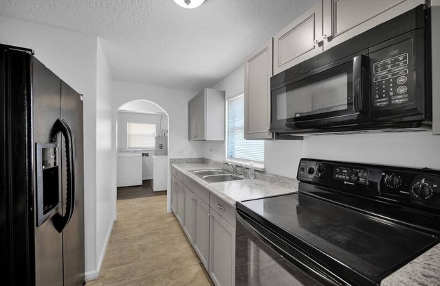 ~Sleek Home Sleeps 10 Grill~