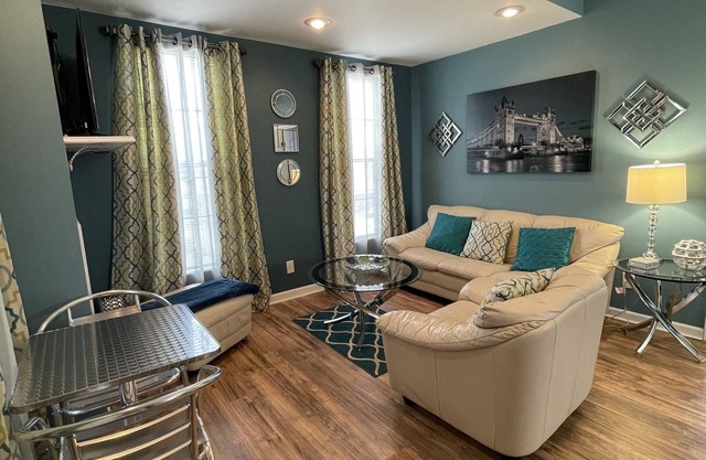 Sleek Modern Apartment near Tiger Stadium and L'Auberge Casino