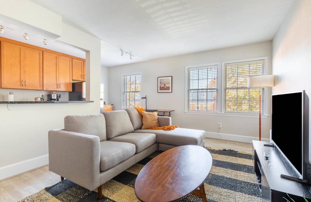 Sleek Old Town North 1BR w/ Gym & Rooftop Pool, nr Museums, by Blueground