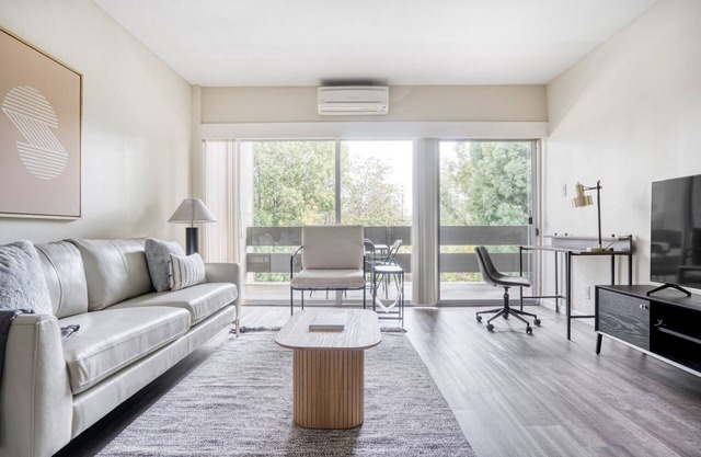 Sleek Palo Alto 1BR w/ Gym & Pool, 10 mins to FB & Google, by Blueground