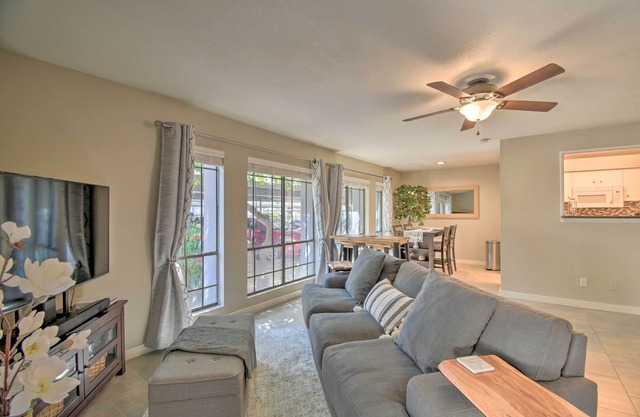 Sleek Phoenix Condo: Walk to Biltmore Fashion Park