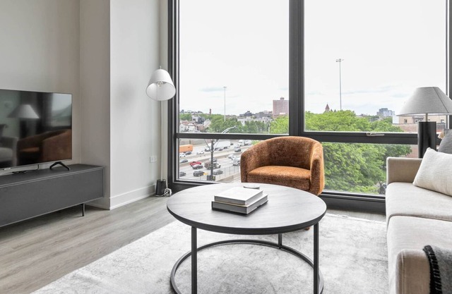 Sleek River West 1BR w/ Rooftop & Gym, steps to Blue Line, by Blueground