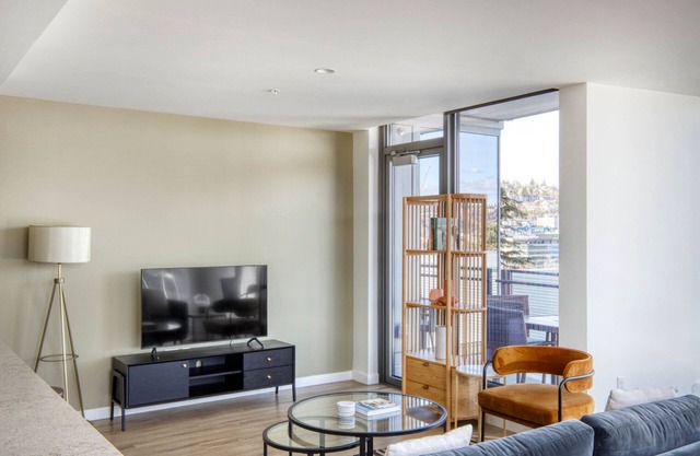 Sleek South Lake Union 2BR w/ Gym & Roof, nr downtown, by Blueground