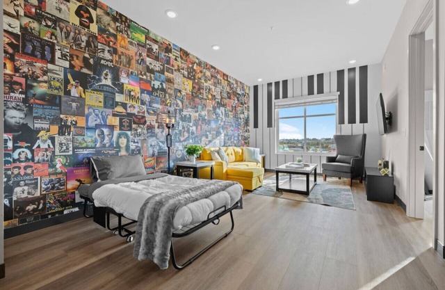 Sleek Spot: 8 Min to Broadway, Sleeps 4!
