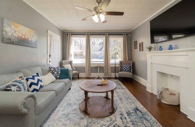 Sleek & Stylish Apt w/ 2 King Rooms - 10 Mins to DT!
