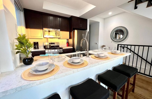 Sleek Townhouse Getaway + Private Rooftop Deck 🍹