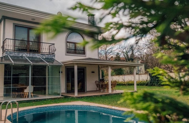 Sleek Villa in Sapanca with Pool and Winter Garden