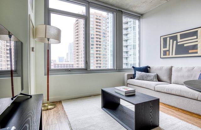 Sleek West Loop Studio w/ Deck, Pool & Gym, 3 blocks to L, by Blueground