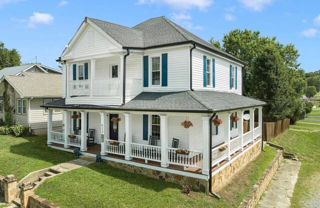 Sleep 10 * in this historic home in state streets