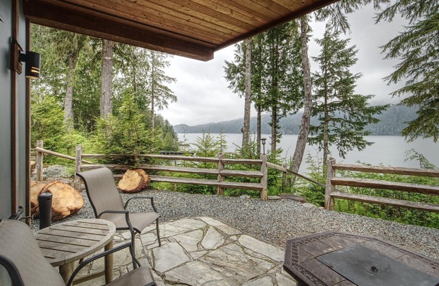 Sleep 12 with 3 separate suites! Oceanfront View + Pet Friendly + Family and Friend Getaway