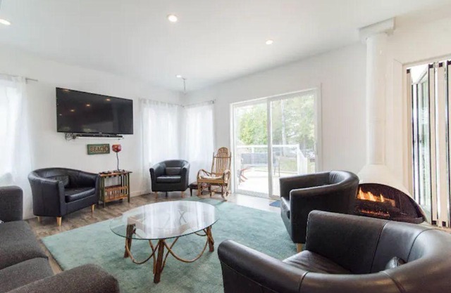 sleep 22, 10 br 7 baths, hot tub, lakefront, view