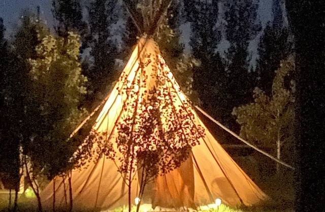 Schlafen Sie im Komfort-Tipi-Stil, unter dem Sternenhimmel - bleiben Sie rund um die Feuerstelle warm
