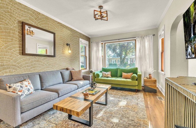 Sleep10 + Brew Bar + Game RM + Walk2Train to CHI + Pets + 1 MI to Brookfield Zoo