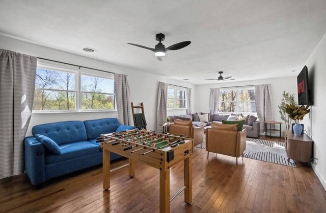 4BR/3BA, Sleeps 16, Minutes To NRG, Fire Pit, Hot Tub, GameRoom, Fenced Backyard