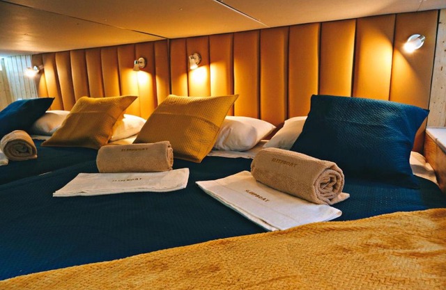 SLEEPBOAT LuxLife Yatch