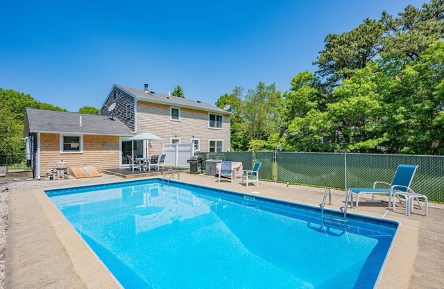 Sleeping for 10 with in-ground pool