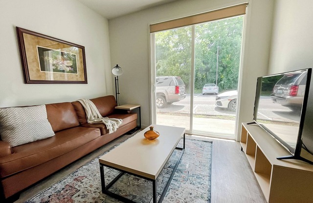 Sleepover: Desirable 1BD/1BA - Bowling Green