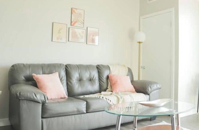 Sleepover: Elegant 1BD/1BA + Gym - Downtown Des Moines