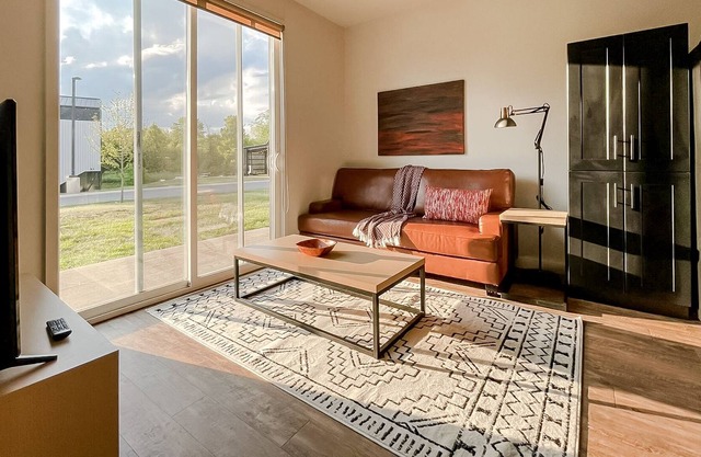 Sleepover: Outstanding 1BD/1BA - Bowling Green