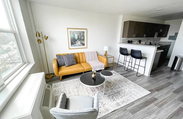 Sleepover: Stunning 1BD/1BA + Gym - Cincinnati