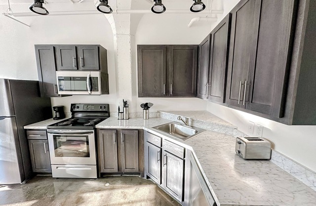 Sleepover : Tasteful Studio + Parking - Wichita