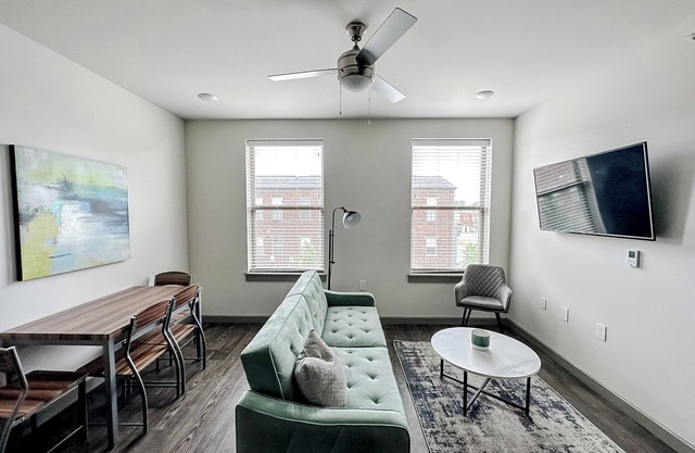 Sleepover: Vibrant 1BD/1BA + Gym - Little Rock