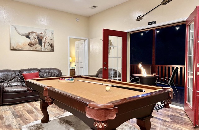 Sleeps 10, 5BD, 4BT, HOT Tub, Pool Table, Near Winter Park & Ski
