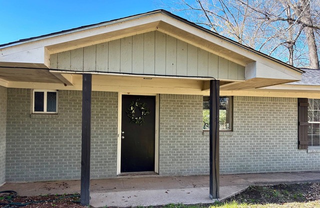 Large Bayou Front Home close to ULM, Ouachita Sportsplex, and Airport.