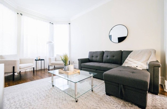 Sleeps 10 - Heart of Logan Square 3BR + Garage & Patio