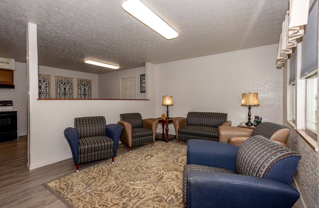 Sleeps 12 - 2 kings; 3 queens; 2 singles. 20 min Drive to Downtown knoxville