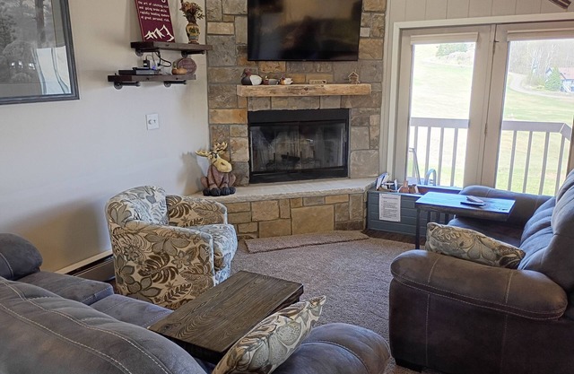 Sleeps 12 4BR/3BA Ski-in/Out Condo WiFi/AC/Lake/ATV/Hike/Snowmobile-Dog Friendly